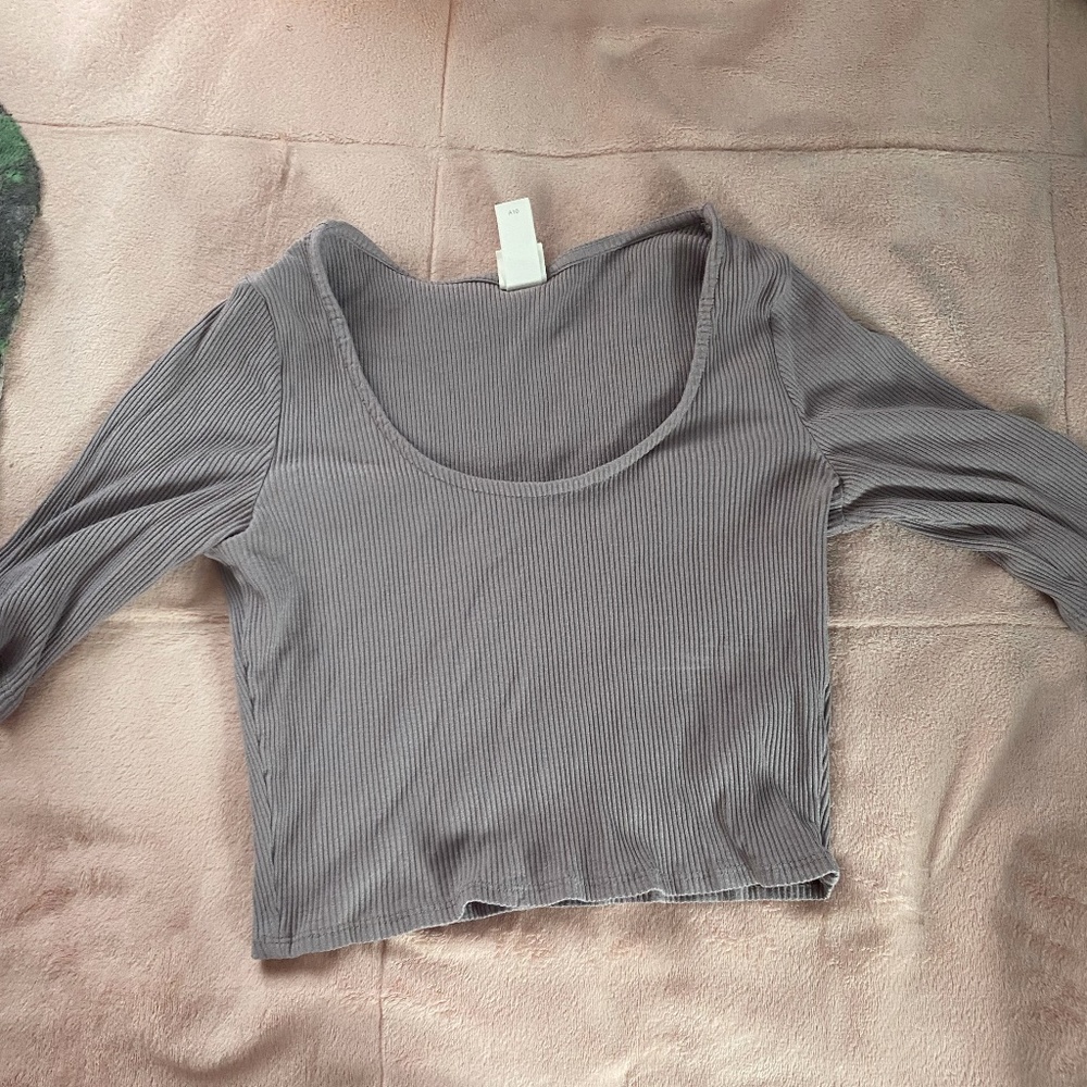 Cropped, mid sleeve, ribbed shirt